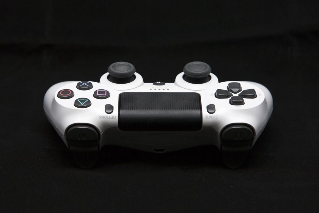 Fotografía de producto mando PlayStation blanco — ecommerce gaming videojuegos
